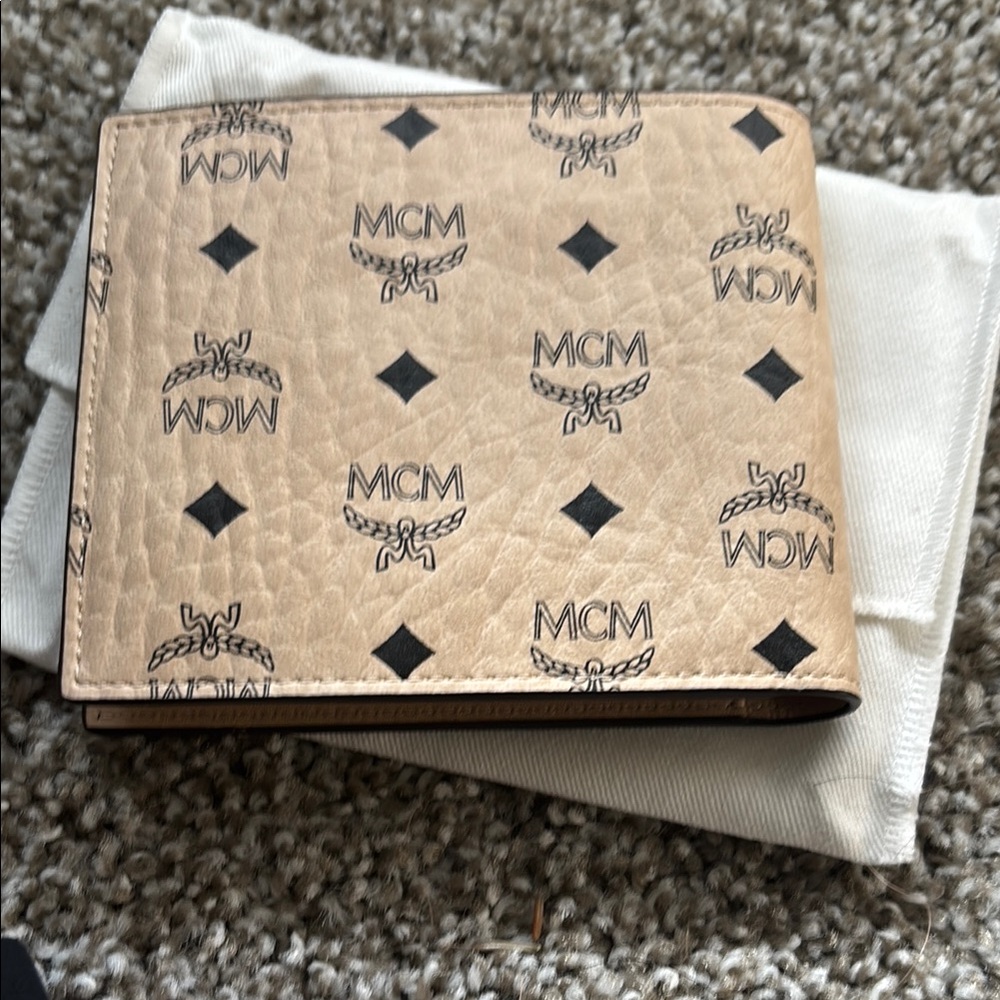 MCM π₯NWTπ₯ White Logo Print Leather Wallet **FULL INCLUSION** - Picture 5 of 5